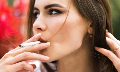 mujer fuma de perfil