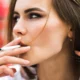 mujer fuma de perfil