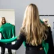 mujer rubia prueba camisa verde espejo