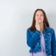 mujer toca encias dolidas