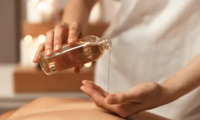 mujer vierte ormus marino en su mano