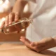 mujer vierte ormus marino en su mano