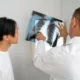 paciente estudia con medico radiología torácica