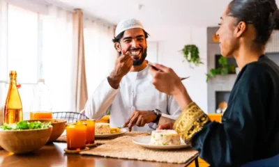 pareja de musulmanes comiendo