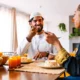 pareja de musulmanes comiendo
