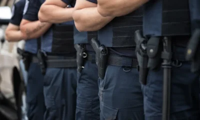 pistolas de policias en fila