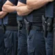 pistolas de policias en fila