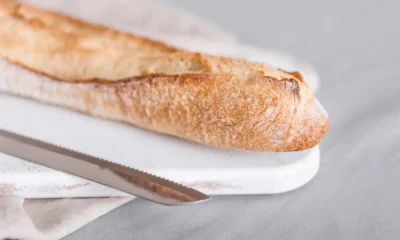 una barra de pan blanco