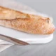 una barra de pan blanco