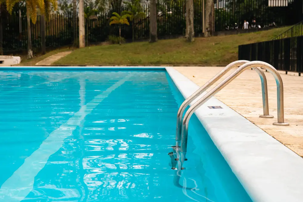 una piscina vacia