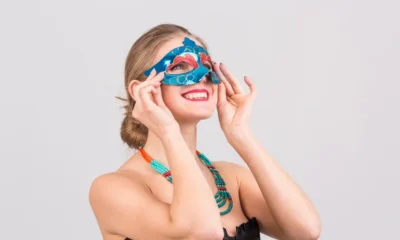 chica con mascara de carnaval en la cara
