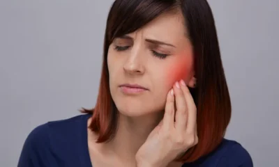 chica se toca la neuralgia del trigémino