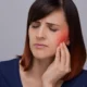 chica se toca la neuralgia del trigémino