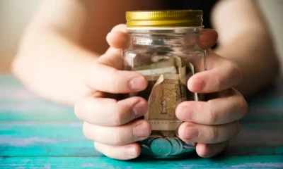 chico tiene en mano bote con ahorros