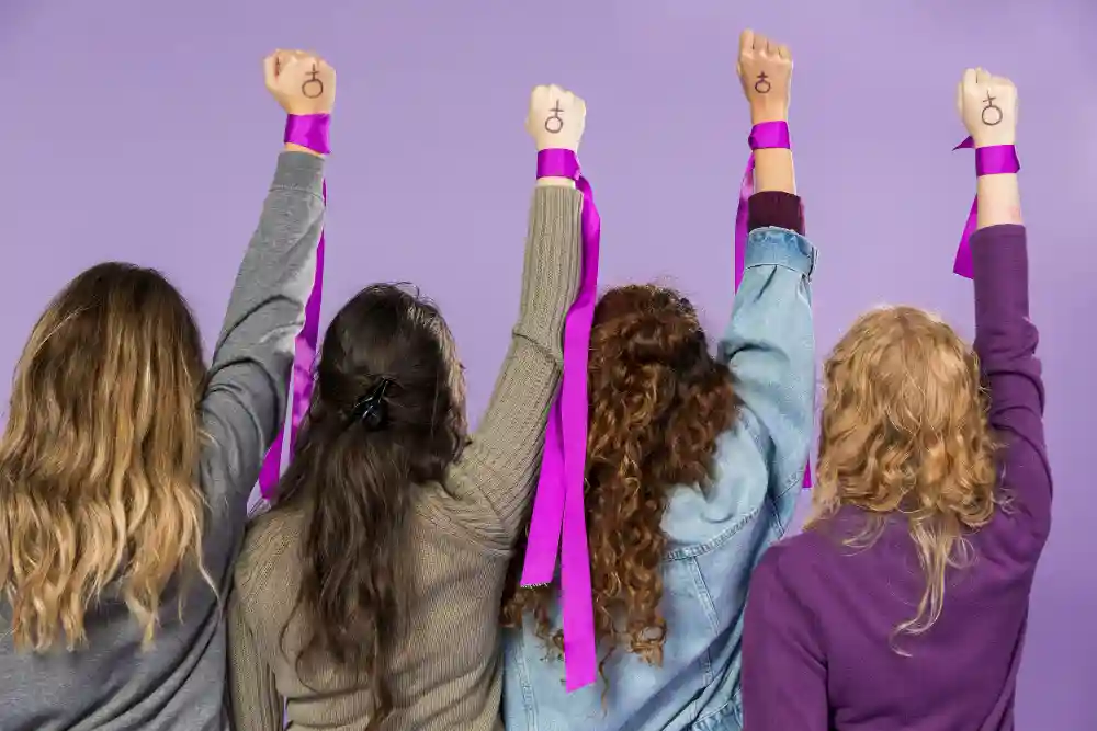 cuatro mujeres puño alzado bufanda morada