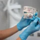 dentista guantes muestra posicion muela del juicio