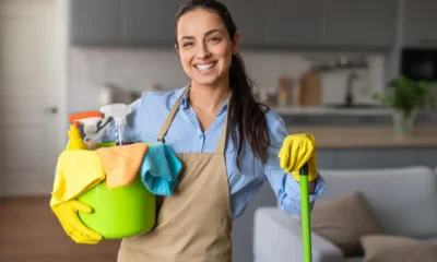 empleada de hogar con herramientas