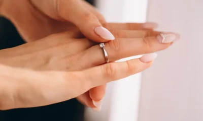 manos mujer con anillo de compromiso