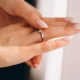 manos mujer con anillo de compromiso