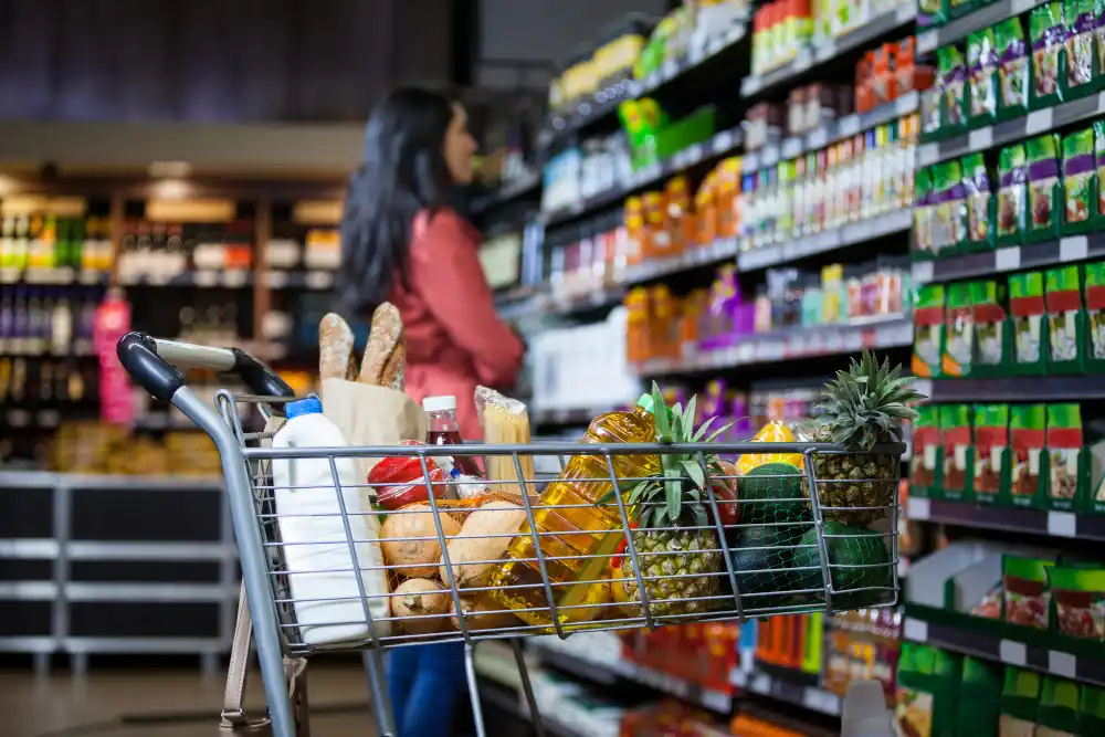 mujer comprando en supermercado