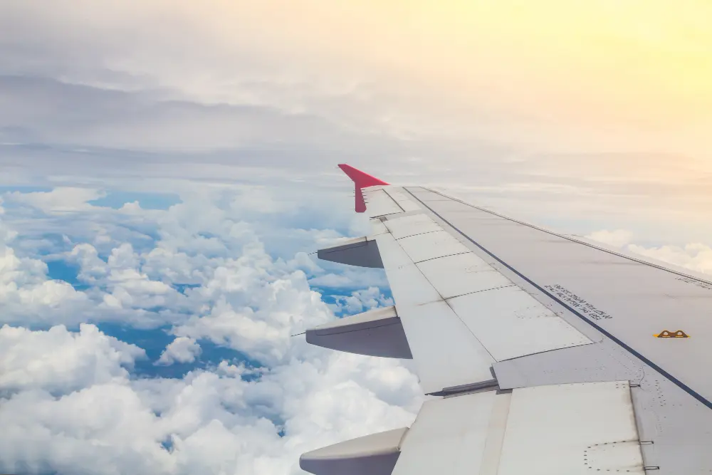 ala de un avion volando en el cielo