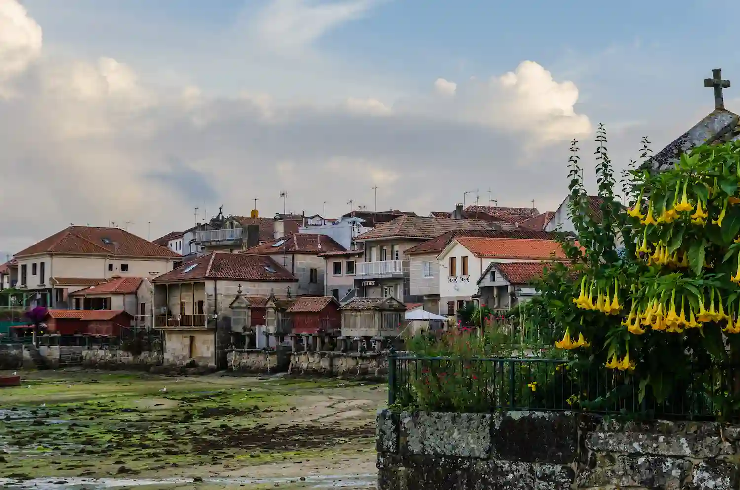algunas casas de la ciudad de combarro