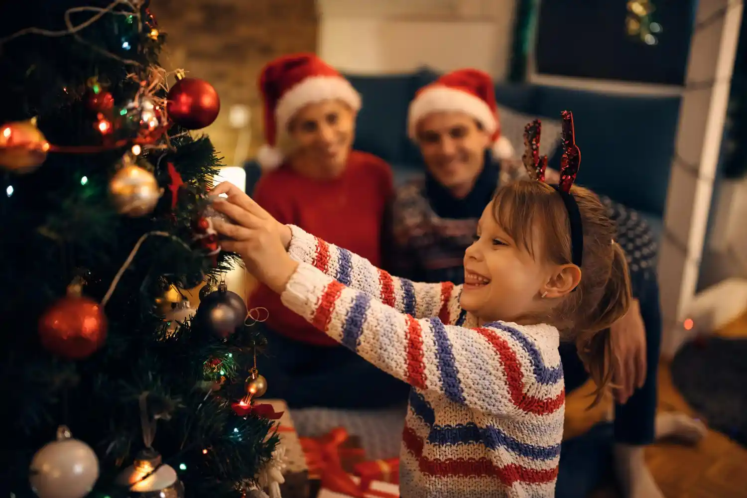 familia prepara arbol de navidad