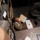 migrante en almacen por trabajar sin papeles