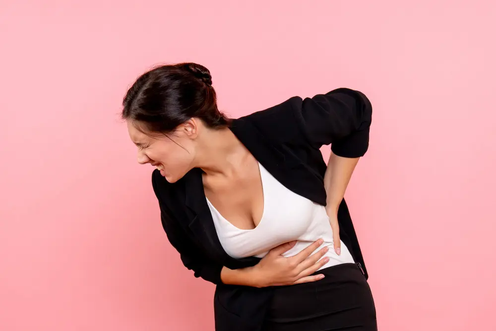 mujer en traje le duelen las costillas
