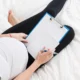 mujer estudia su baja por embarazo