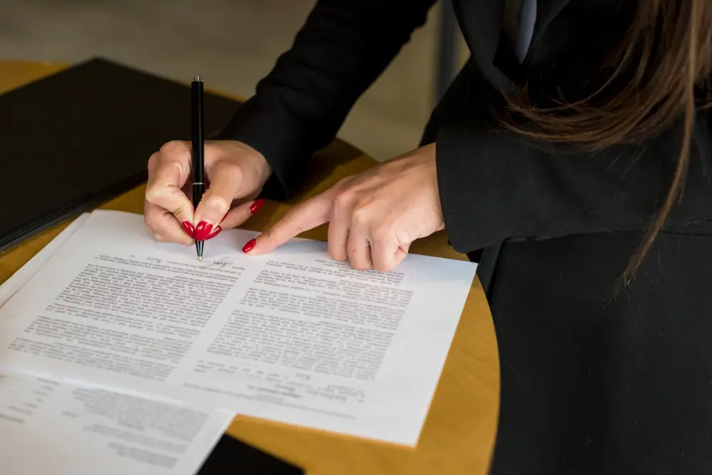 mujer estudiando el credito contra la masa