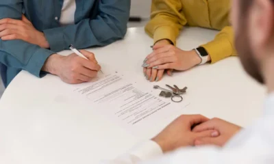 notario y dos compradores en subastas de un bien