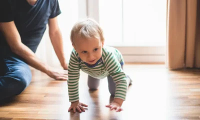 un bebe rubio que empieza a gatear