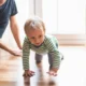 un bebe rubio que empieza a gatear