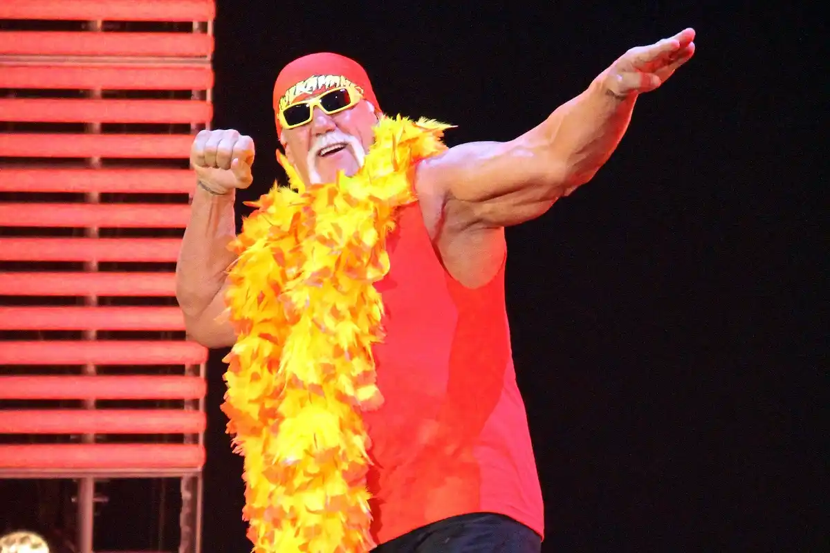 Hulk Hogan en su clacisa pose de wrestling en 2014