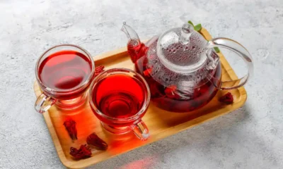 bandeja con tazas y Té Rojo listo para tomar
