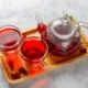 bandeja con tazas y Té Rojo listo para tomar