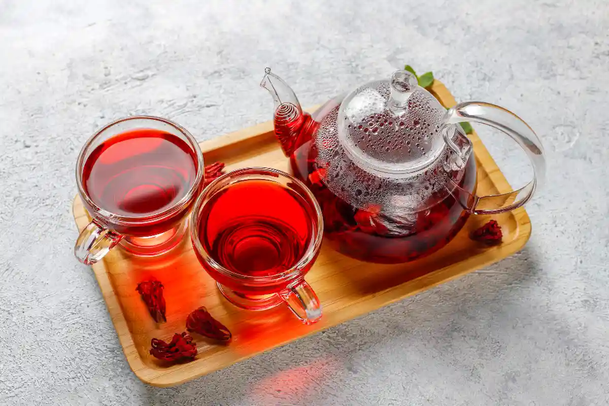 bandeja con tazas y Té Rojo listo para tomar