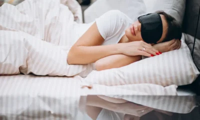 chica con desprendimiento vidrio duerme tumbada
