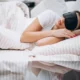 chica con desprendimiento vidrio duerme tumbada