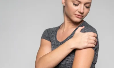 chica con dolor de omalgia en el hombro