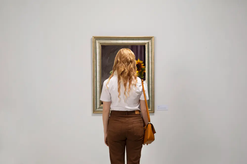 chica de espalda en un museo mira un cuadro
