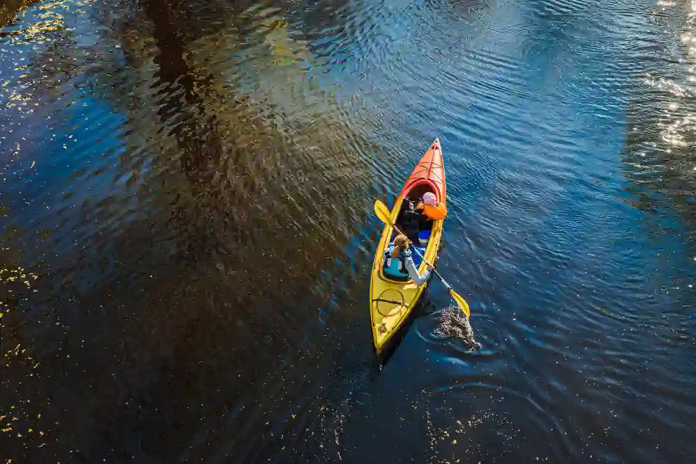 dos personas en kayak desciende en sella