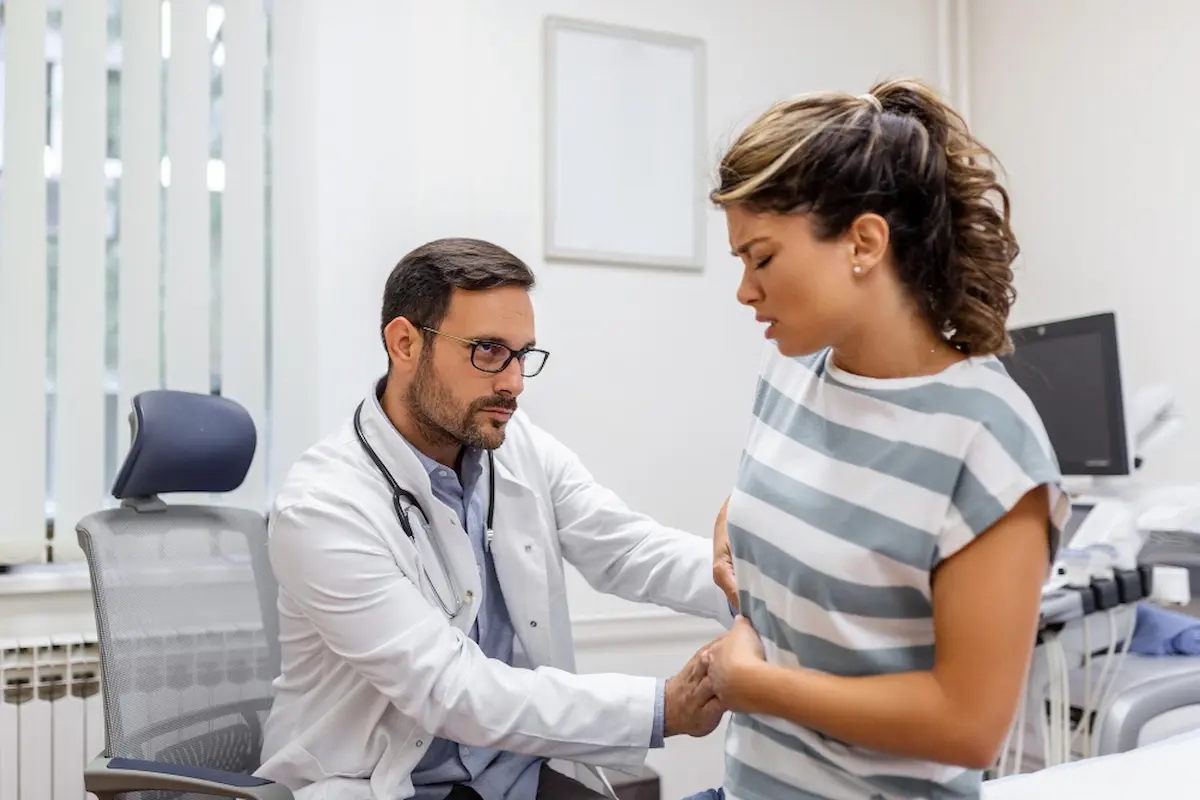 doctor verifica quiste en el riñón de una chica