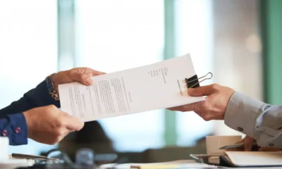 dos personas trabajando en una notaria