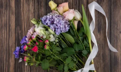 ejemplo de un ramo de flores​ sobre mesa