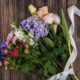 ejemplo de un ramo de flores​ sobre mesa