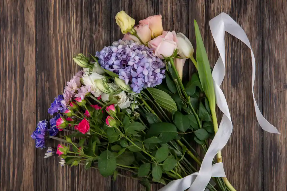 ejemplo de un ramo de flores​ sobre mesa