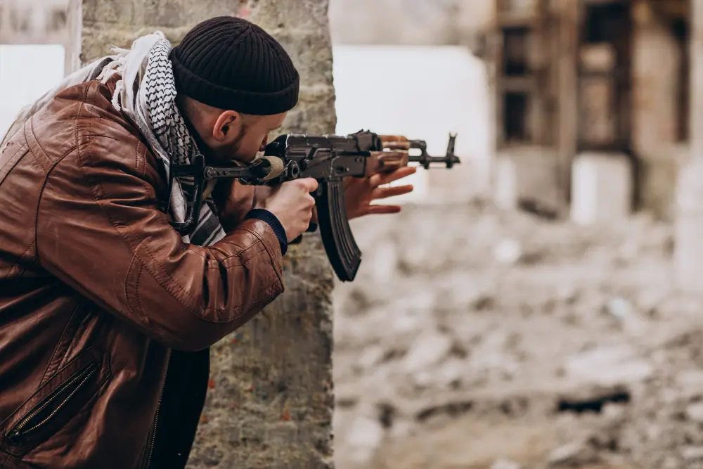 hombre con ak47 dispara en palestina