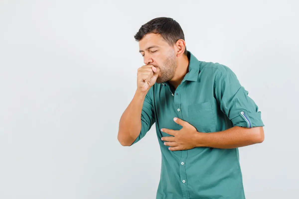hombre tiene golpe de tos y se tapa boca con puño